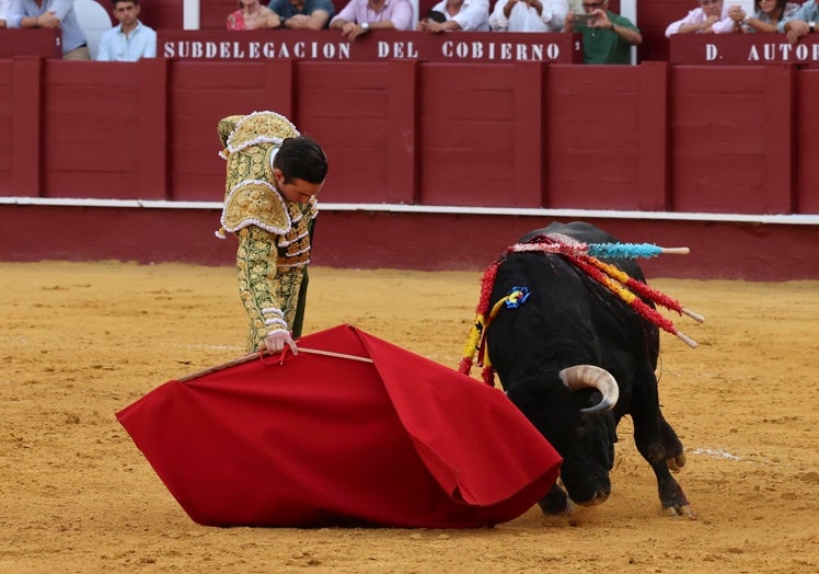 Molina, con poco ajuste, en un muletazo por la derecha.